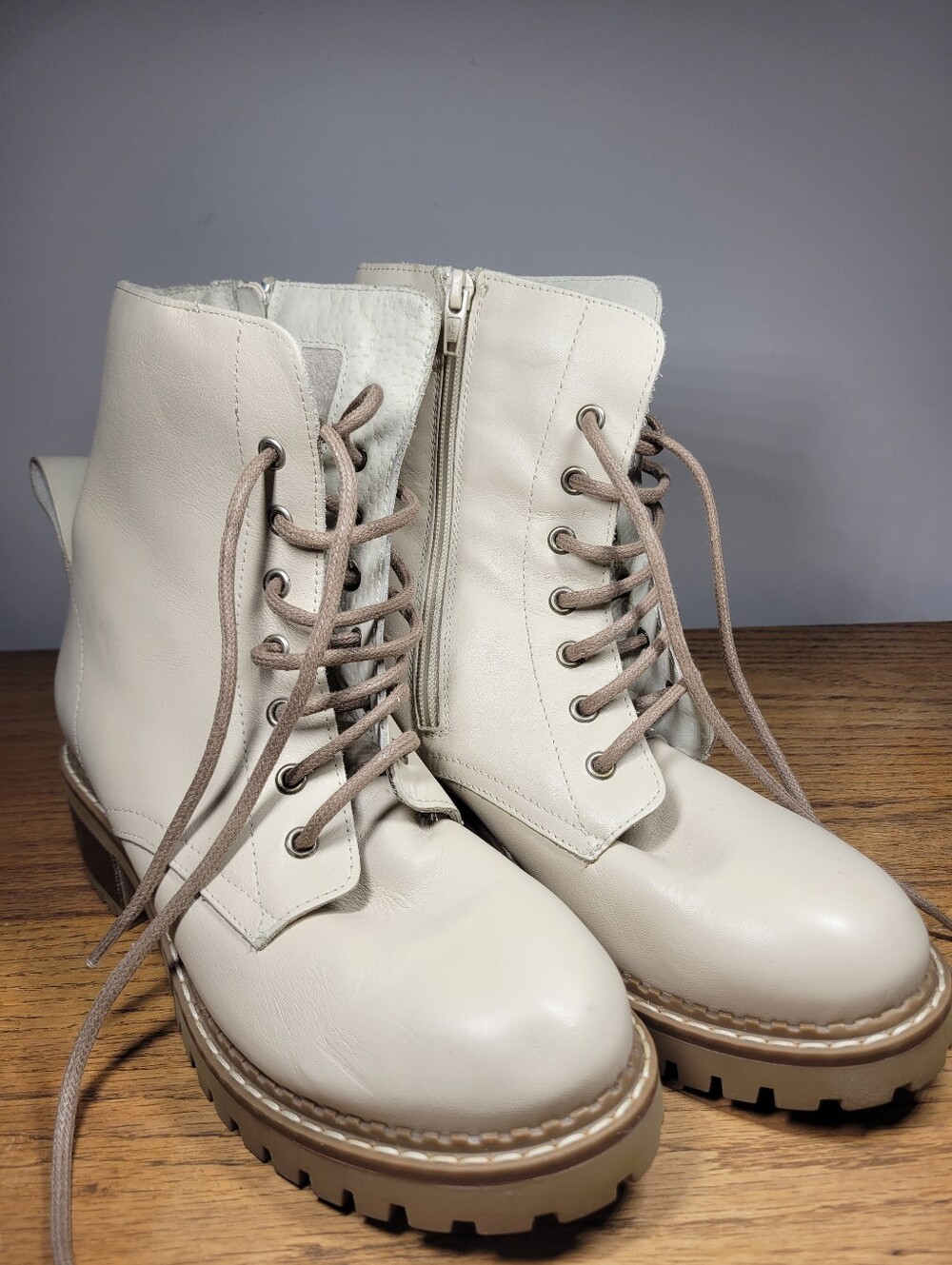 Bertuchi Cream Leather Logger Lug Sole Boots Lace Up Size Zip Spain Sz 38 or 7.5